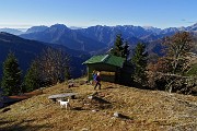 21 Vista sul Capanno del Luciano e sulle Prealpi antistanti